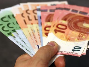 Еврото надмина долара при международните плащания за първи път от 2013 г.