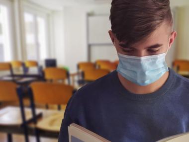 От днес големите ученици се връщат в класните стаи