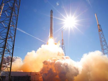 Новият товарен кораб на SpaceX не излетя заради повреда