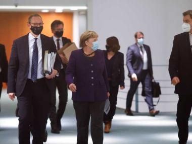 Кметът на Берлин настоява и за затваряне на магазини и училища