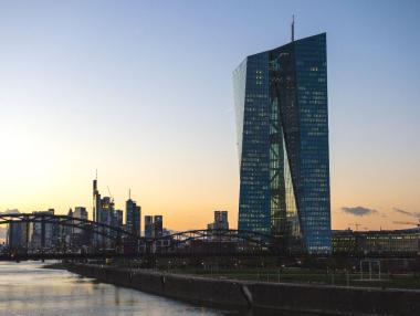 ЕЦБ е напът да се примири със слабата инфлация