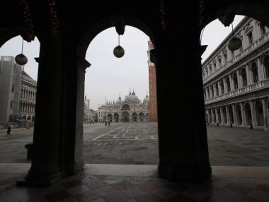 Празните улици на Венеция по време на карнавалния сезон (снимки)