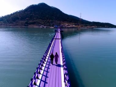 Островите, които станаха лилави, за да привличат туристи (видео)