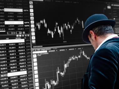 Поевтиняването на дрехите изненадващо забави британската инфлация