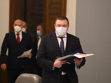 След заплахите за протест големите магазини отварят с условие