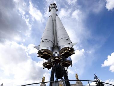 С „космическа ракета“ от дронове Русия отбеляза първия човек в космоса