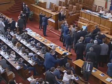 Депутатите одобриха преизчисляване на пенсиите и това почти доведе до бой