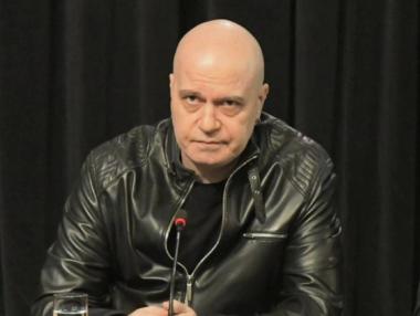 Кабинетът на Слави Трифонов може да мине само напук