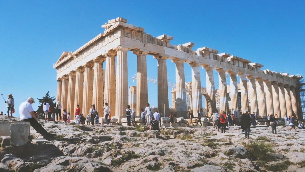 Гръцкият туризъм преживява напрегнато лято
