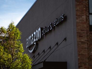 Amazon дава £1000 бонус на всеки нов служител във Великобритания