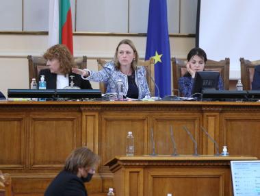 Бъркотията в НС върна пенсиите обратно в комисия