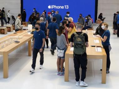 Новият iPhone 13 влезе в магазините и предизвика огромни опашки (снимки)