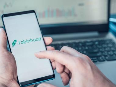 Данни на 7 млн. потребители на Robinhood изтекоха след хакерска атака