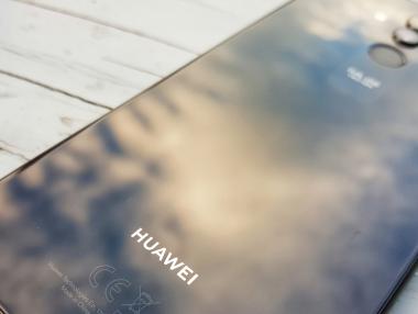 Huawei откри как да задържи смартфон бизнеса си над водата