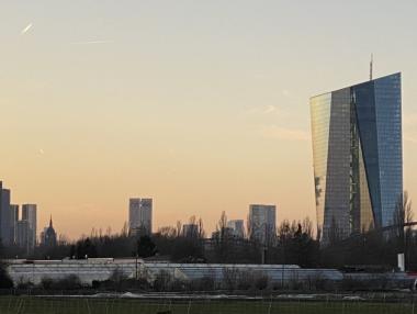 Служителите в ЕЦБ искат по-високи заплати заради инфлацията