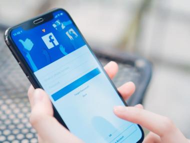 Шпионски фирми са следили 50 000 души във Facebook, Instagram и WhatsApp