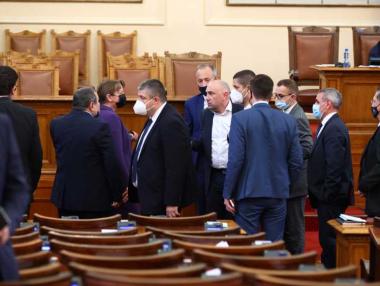 След пет часа спорове: депутатите ще ходят на работа само със зелен сертификат