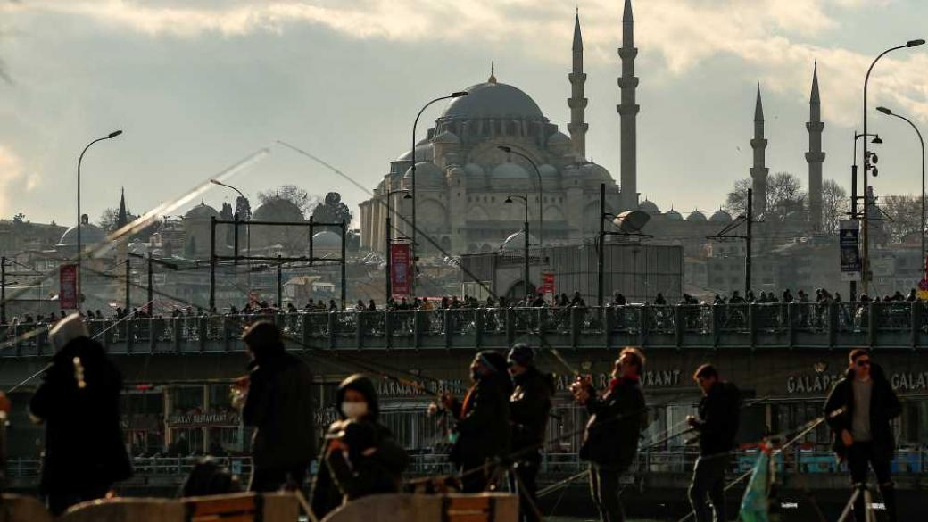 Силен туристически сезон може да измъкне Турция от валутната криза