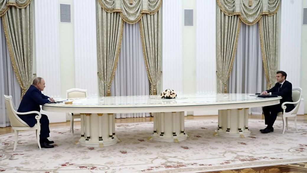 Защо Путин и Макрон разговаряха през 4-метрова маса?