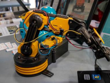 Първият инкубатор по роботика