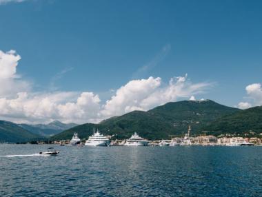 Руските милиардери спасяват суперяхтите си на Малдивите