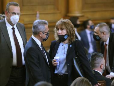 ИТН и „Възраждане“ подкрепиха управляващите за вдигането на пенсиите