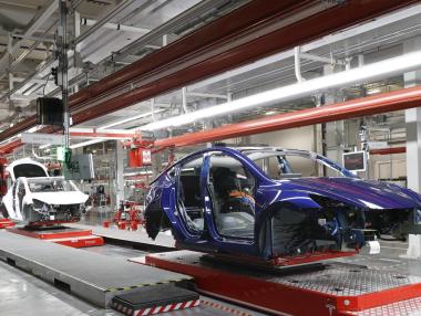 Tesla спира временно производството в някои заводи