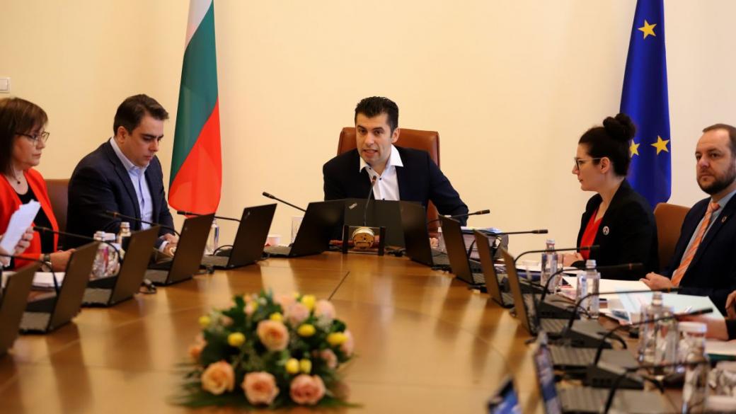 Вечерни новини: България иска да спре износа на „Лукойл“; 418 млн. лв. за общински пътища и ВиК