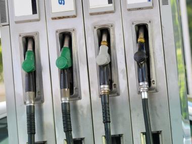 Петролът рязко поевтиня: Какво се случва с горивата в България?