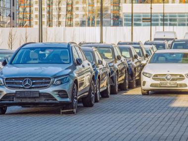 Хелзинки се превърна в паркинг за луксозните руски автомобили