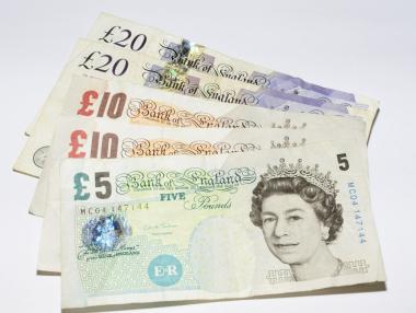 Банкнотите с образа на кралицата остават законно платежно средство