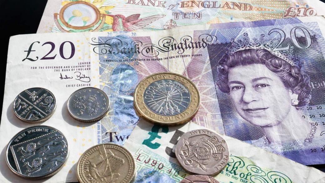 Операция „Нови пари“: Лондон трябва да смени милиарди банкноти и монети