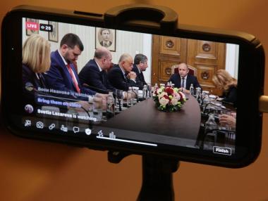 Радев ще бави мандатите, за да избегне избори преди март