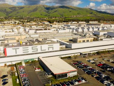 Заводът на Tesla в Шанхай няма да работи половината януари