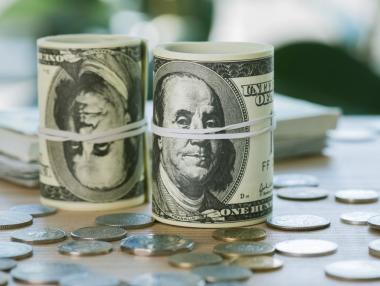 Светът презира силния долар, но не може без него