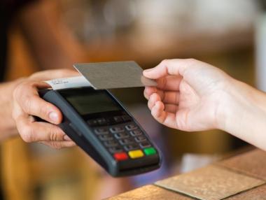 Пощенска банка регистрира бум на плащанията с дигитализирани карти