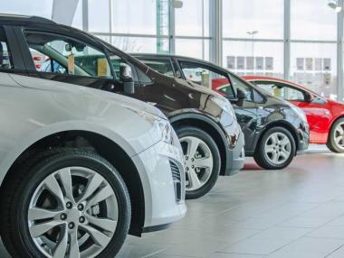 Продажбите на бензинови и дизелови коли растат най-много в България