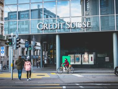 UBS преговаря да придобие изпадналата в ликвидна криза Credit Suisse