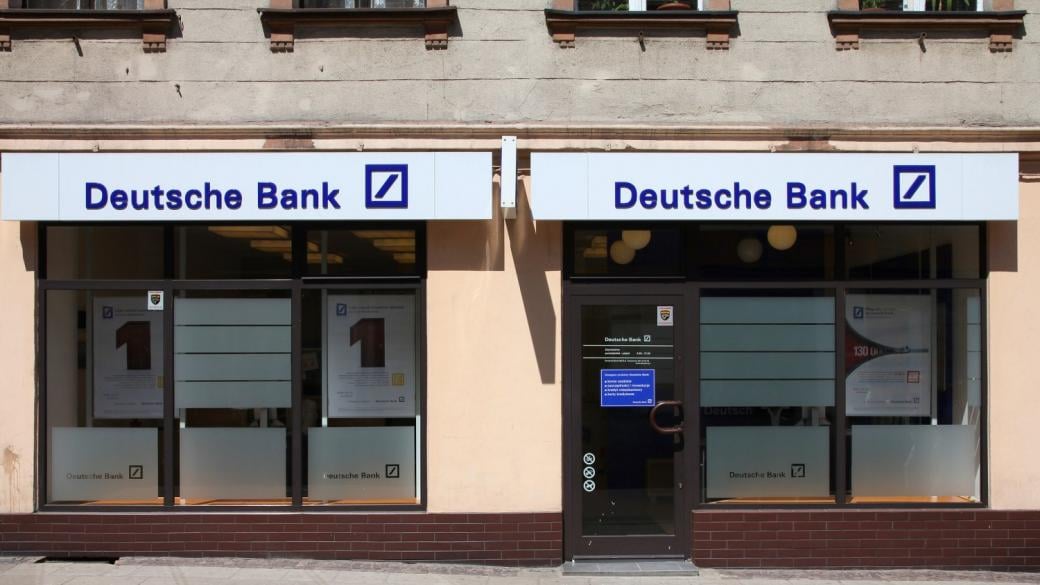 Акциите на германската Deutsche Bank се сриват