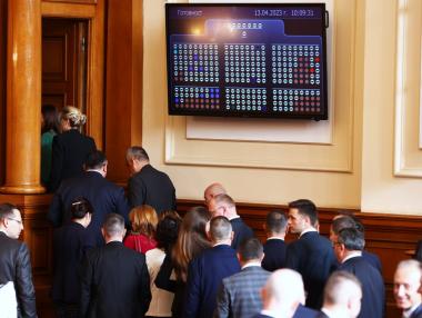 3-минутен работен ден: Депутатите ще празнуват Великден, без да са свършили нищо