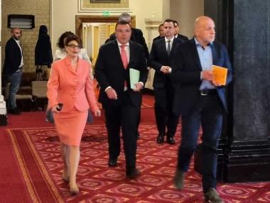 Вечерни новини: ПП – ДБ и ГЕРБ с извънредна среща; БНБ успокоява кредитирането