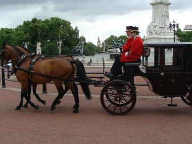 Каляска вместо кола: Uber с нова услуга в Лондон заради коронацията