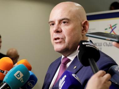 Вечерни новини: Радев подписа указа за уволнението на Гешев; Депутатите удължиха бюджета