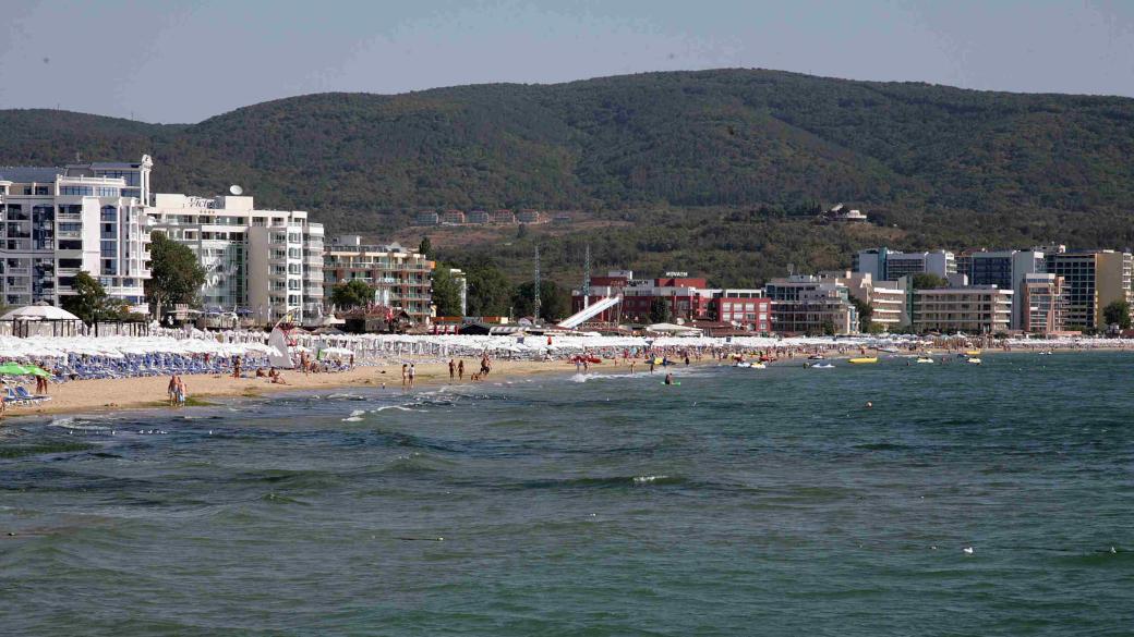 „Чиста е!“: Хотелиери нагазиха в морето, за да привличат туристи