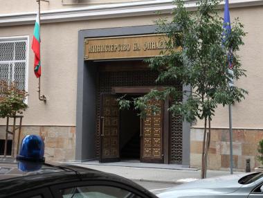 Дефицит в рамки, но реформите остават за 2024 г.