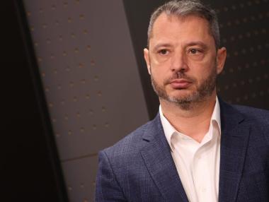 Предизборно ГЕРБ и ДПС гръмко обещават отстъпки за горивата