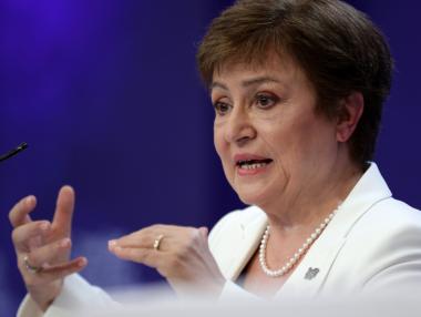 Георгиева: Стегнете се... високите лихви ще останат задълго