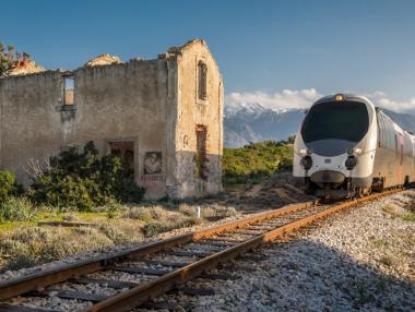 „Малкият влак“ на Корсика: Пътешествие на релси из острова (снимки)