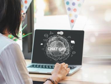 Изкуственият интелект не заплашва работните места, а заплатите