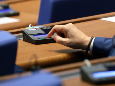 Депутатите одобриха новата минимална пенсия и 3750 лв. таван на осигуровките